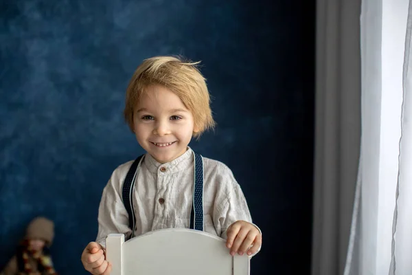 Niedliche Portirait Von Blonden Vorschulkind Junge Auf Blauem Hintergrund Hält — Stockfoto