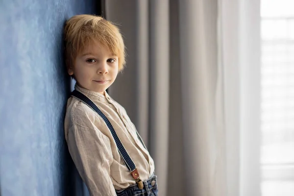 Χαριτωμένο Portirait Του Ξανθό Παιδί Προσχολικής Ηλικίας Αγόρι Μπλε Φόντο — Φωτογραφία Αρχείου