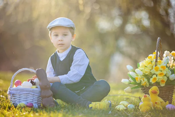 Gyönyörű Stílusos Kisgyermek Fiú Játszik Húsvéti Dekoráció Parkban Tavasszal — Stock Fotó