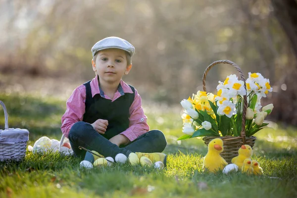 Bela Criança Elegante Menino Brincando Com Decoração Páscoa Parque Primavera — Fotografia de Stock