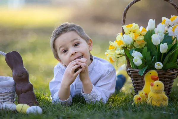 Bela Criança Elegante Menino Brincando Com Decoração Páscoa Parque Primavera — Fotografia de Stock