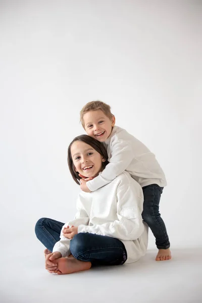 Leuke Stijlvolle Peuter Kind Oudere Broer Jongens Met Witte Shirts — Stockfoto
