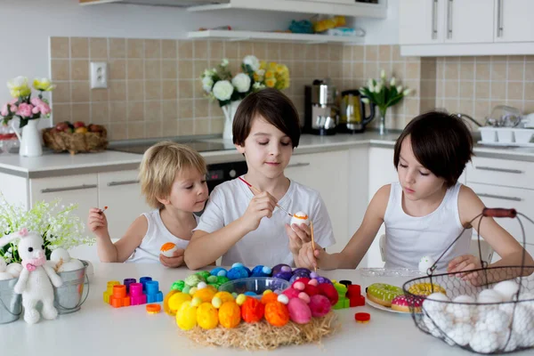 Çocuk Kardeş Kardeş Evde Süs Olsun Diye Paskalya Yumurtası Boyuyorlar — Stok fotoğraf