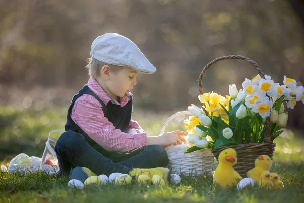 Красива Стильна Дитина Малюк Хлопчик Грається Великодньою Прикрасою Парку Весна — стокове фото