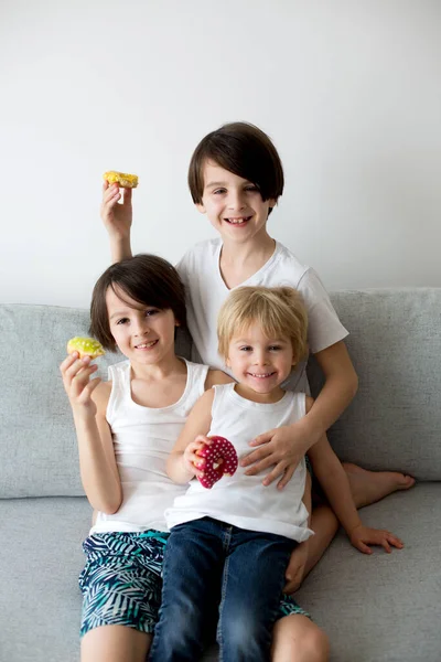 Tres Niños Hermanos Varones Hermanos Comiendo Rosquillas Colores Casa Sofá — Foto de Stock