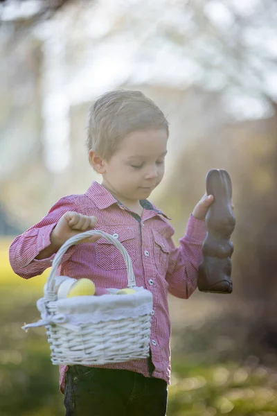 Piękne Stylowe Dziecko Chłopiec Zabawa Dekoracją Wielkanocną Parku Wiosna — Zdjęcie stockowe