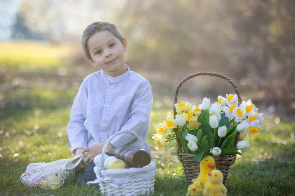 Bela Criança Elegante Menino Brincando Com Decoração Páscoa Parque Primavera — Fotografia de Stock