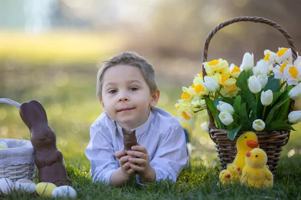 漂亮时髦的幼儿 在公园里玩复活节装饰 — 图库照片