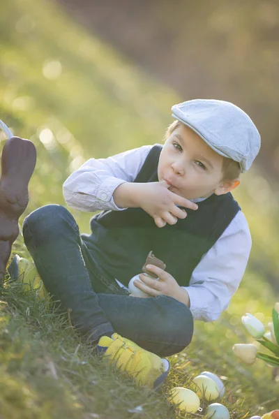 Bela Criança Elegante Menino Brincando Com Decoração Páscoa Parque Primavera — Fotografia de Stock