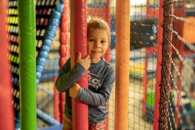 Çek Cumhuriyeti, Prag 'daki oyun merkezinde oynayan sevimli çocuk.