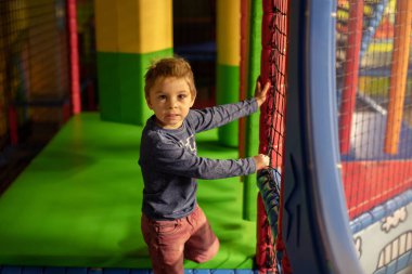 Çek Cumhuriyeti, Prag 'daki oyun merkezinde oynayan sevimli çocuk.