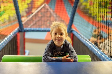 Çek Cumhuriyeti, Prag 'daki oyun merkezinde oynayan sevimli çocuk.