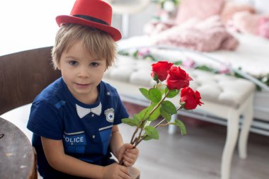 Anne ve çocuğun portresi, beyaz bir arka planda kucaklaşmalar, birlikte zaman geçirmenin keyfi.