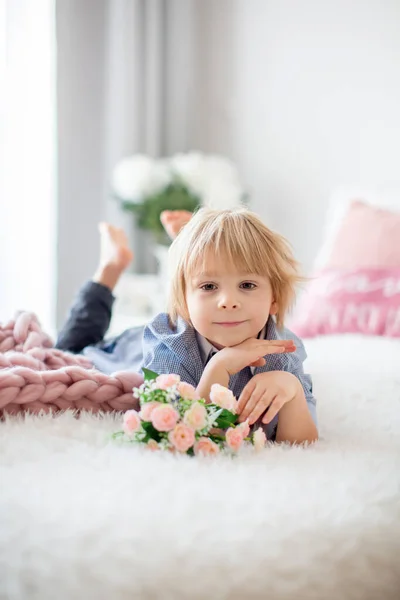 かわいい幼児ブロンドの子供シャツ バレンタインの装飾付きのベッドの上に座って 孤立した背景 — ストック写真
