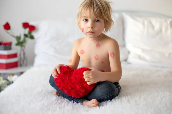 Beau Blond Tout Petit Enfant Garçon Avec Des Baisers Rouge — Photo