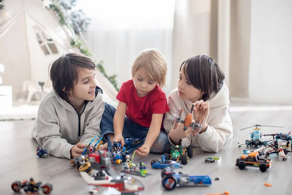 可爱的幼儿和哥哥 金发男孩 玩彩色塑料块 建筑玩具 制造汽车和飞机 — 图库照片