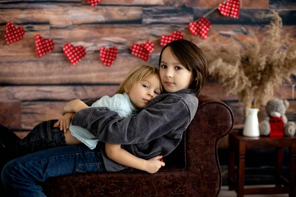 Carino Ritratto Famiglia Madre Tre Ragazzi Con Decorazione Valentina Amore — Foto Stock