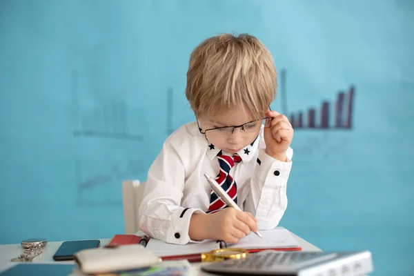Przystojny Elegancko Ubrany Dzieciak Blondyn Krawatem Pracujący Tablecie Notujący Rozmawiający — Zdjęcie stockowe