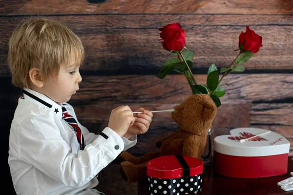 Kind Blonde Jongen Gekleed Shirt Spelen Met Teddybeer Doen Hem — Stockfoto