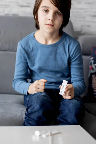 Criança Segurando Casa Feita Covid Teste Antígeno Swab Testes Domiciliares — Fotografia de Stock