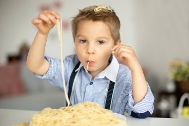 Tatlı anaokulu çocuğu, sarışın çocuk, evde spagetti yiyor, her yeri kirletiyor, komik anlar.
