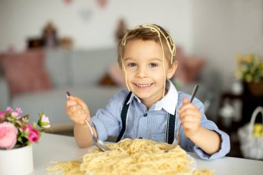 Tatlı anaokulu çocuğu, sarışın çocuk, evde spagetti yiyor, her yeri kirletiyor, komik anlar.