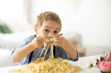 Tatlı anaokulu çocuğu, sarışın çocuk, evde spagetti yiyor, her yeri kirletiyor, komik anlar.