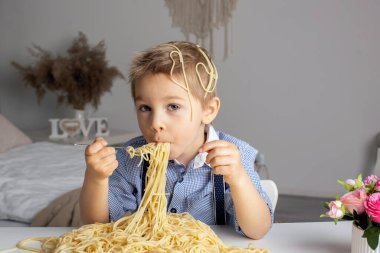 Tatlı anaokulu çocuğu, sarışın çocuk, evde spagetti yiyor, her yeri kirletiyor, komik anlar.