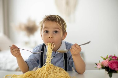 Tatlı anaokulu çocuğu, sarışın çocuk, evde spagetti yiyor, her yeri kirletiyor, komik anlar.