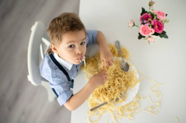 Tatlı anaokulu çocuğu, sarışın çocuk, evde spagetti yiyor, her yeri kirletiyor, komik anlar.