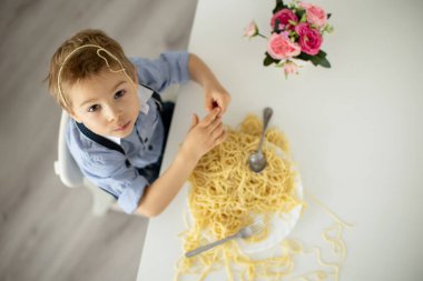 Tatlı anaokulu çocuğu, sarışın çocuk, evde spagetti yiyor, her yeri kirletiyor, komik anlar.