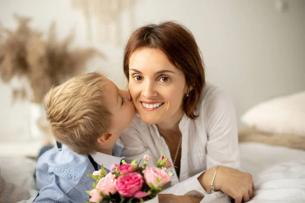 Mãe Criança Menino Pré Escolar Moda Loira Tendo Momento Feliz — Fotografia de Stock