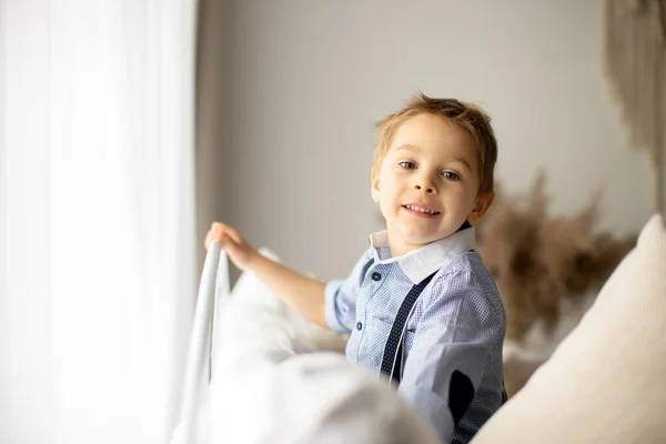 Belle Mode Enfant Âge Préscolaire Garçon Amuser Maison Lit Regarder — Photo