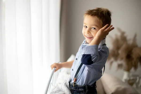 Schöne Mode Vorschulkind Junge Spaß Hause Bett Blick Aus Dem — Stockfoto