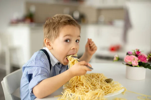 Criança Pré Escolar Bonito Menino Loiro Comer Espaguete Casa Fazer — Fotografia de Stock