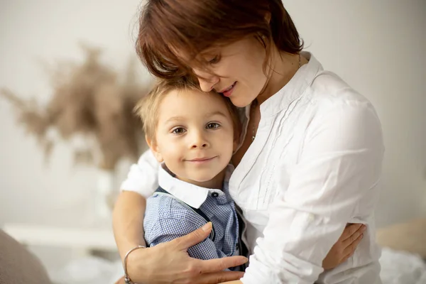 Mãe Criança Menino Pré Escolar Moda Loira Tendo Momento Feliz — Fotografia de Stock