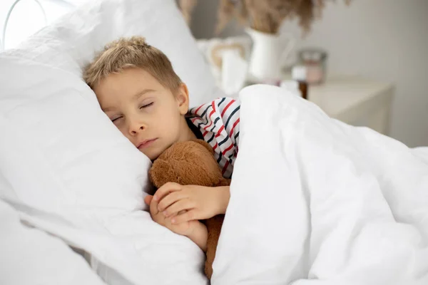 Lieve Blonde Kleuter Met Teddybeer Liggend Bed Ziek Zonnige Slaapkamer — Stockfoto