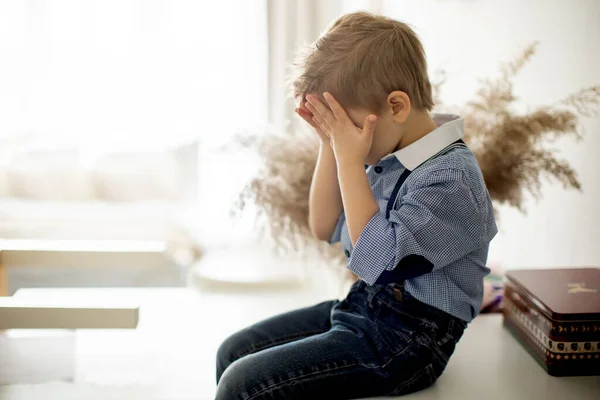 Üzgün Küçük Çocuk Sarışın Çocuk Yaralı Evde Oturuyor Ağlıyor — Stok fotoğraf