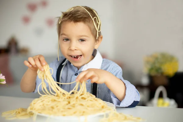 Słodkie Dziecko Przedszkolu Blondyn Jedzenie Spaghetti Domu Bałagan Wszędzie Zabawne — Zdjęcie stockowe