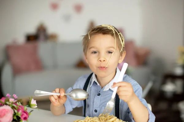 Roztomilé Dítě Školce Blonďatý Chlapec Doma Špagety Všude Dělá Nepořádek — Stock fotografie