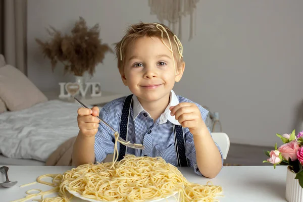 Söta Förskolebarn Blond Pojke Äta Spaghetti Hemma Ställa Till Det — Stockfoto