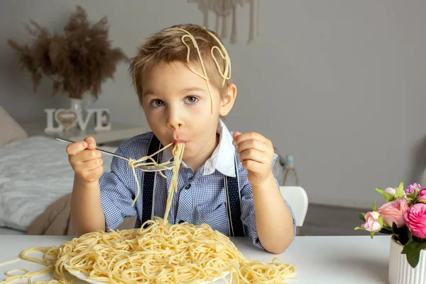 Söta Förskolebarn Blond Pojke Äta Spaghetti Hemma Ställa Till Det — Stockfoto