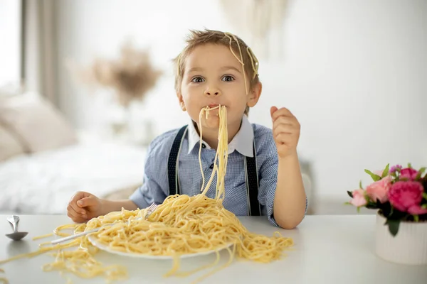 Criança Pré Escolar Bonito Menino Loiro Comer Espaguete Casa Fazer — Fotografia de Stock