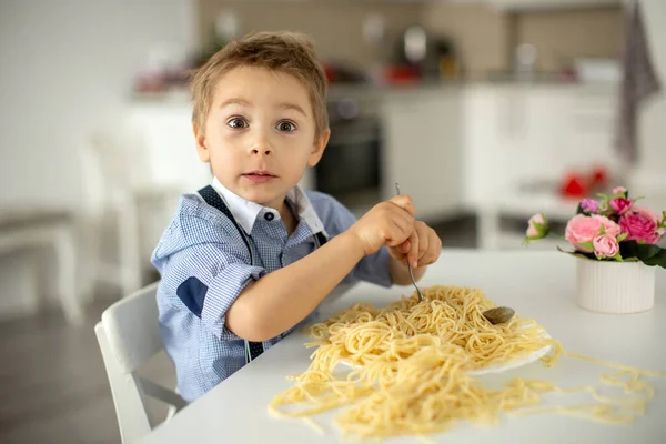 Lindo Niño Preescolar Chico Rubio Comiendo Espaguetis Casa Haciendo Desastre —  Fotos de Stock