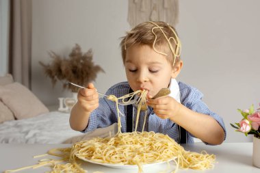Tatlı anaokulu çocuğu, sarışın çocuk, evde spagetti yiyor, her yeri kirletiyor, komik anlar.