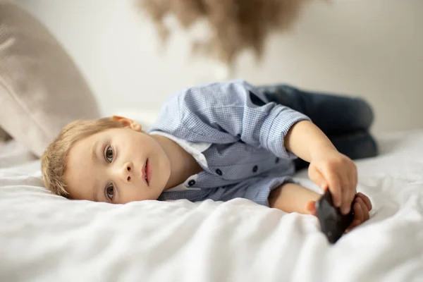 Blond Förskola Barn Söt Pojke Spela Mobiltelefon Sängen Solig Dag — Stockfoto