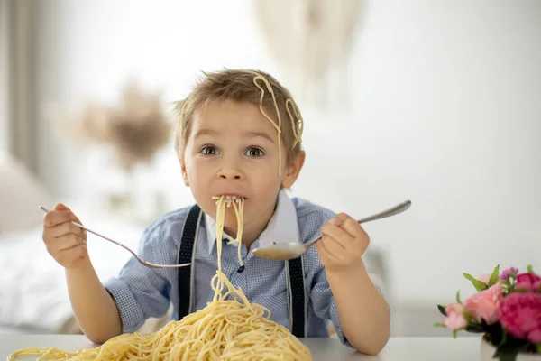 Lindo Niño Preescolar Chico Rubio Comiendo Espaguetis Casa Haciendo Desastre —  Fotos de Stock