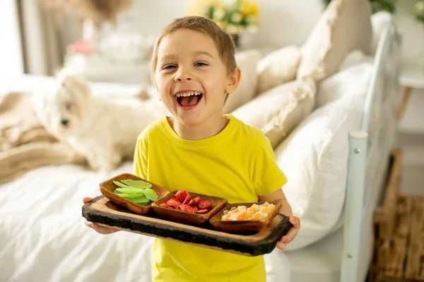 Söt Liten Förskola Barn Pojke Äta Torkade Frukter Hemma Jordgubbar — Stockfoto