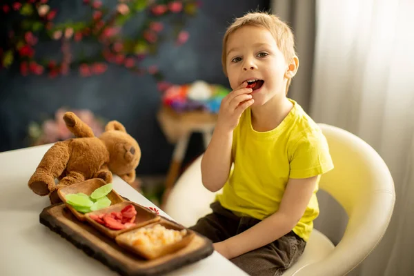 可爱的学龄前幼儿 在家里吃干果 盘中的菠萝 — 图库照片