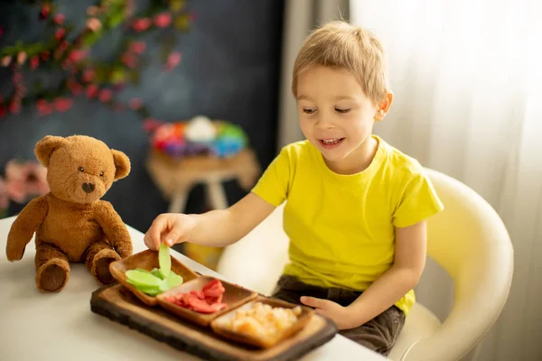 Lindo Niño Preescolar Niño Comer Frutas Secas Casa Fresas Melón —  Fotos de Stock